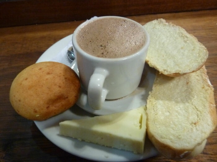 В Колумбии горячий шоколад обязательно пьют вприкуску с сыром 