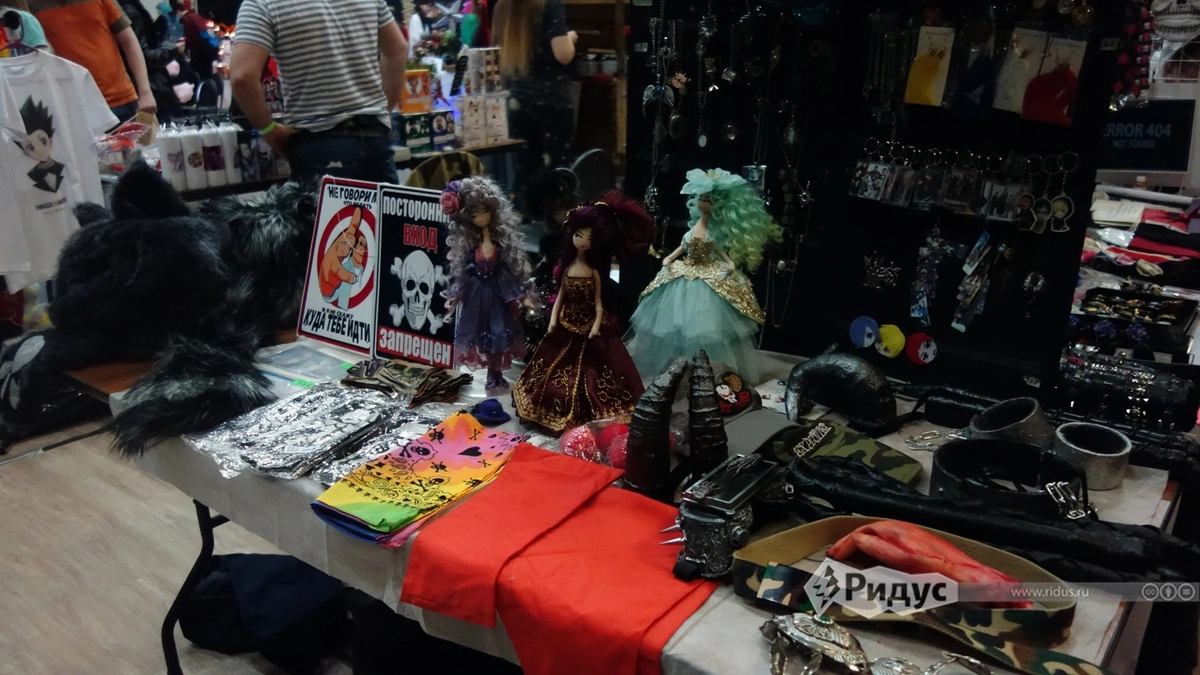 Каждый найдет себе сувенир по вкусу. Каждый найдет себе сувенир по вкусу.