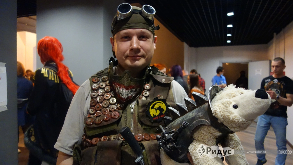 Косплеер демонстрирует модель для кошек. Косплеер демонстрирует модель для кошек.