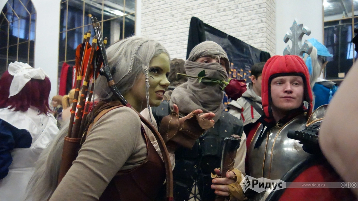 Косплееры сбивались в группы и оживленно беседовали. Косплееры сбивались в группы и оживленно беседовали.