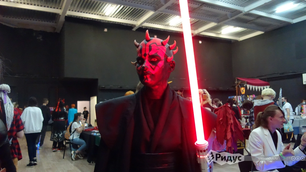 Потрясающий Дарт Мол. По словам модели, это был её первый крупный фестивальный выход. Потрясающий Дарт Мол. По словам модели, это был её первый крупный фестивальный выход.