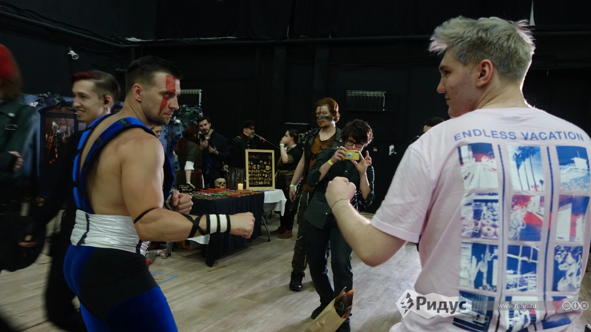 Саб-Зиро вступил в схватку. Саб-Зиро вступил в схватку.