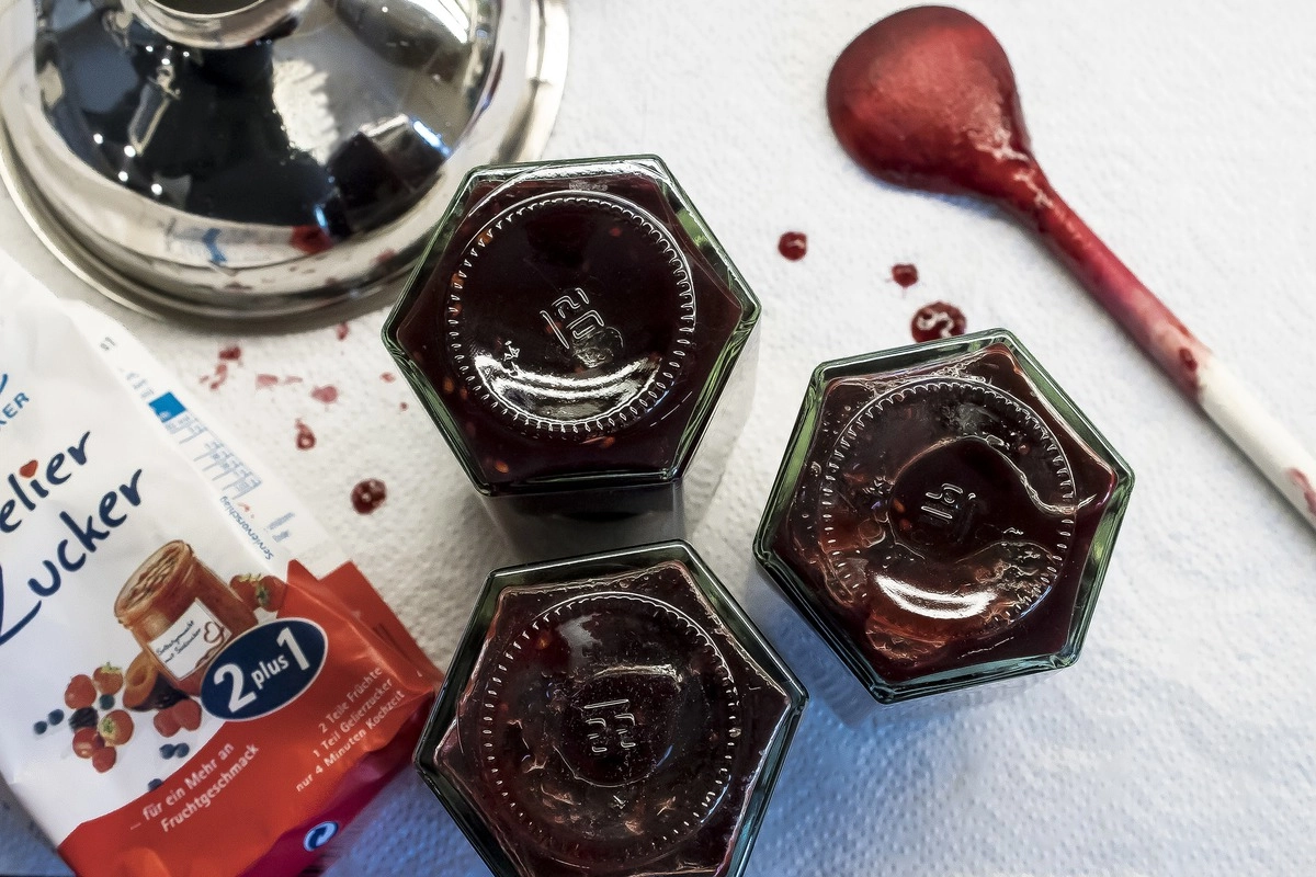 Майк обещал Стиву, что позже привезет ему лосося домашнего копчения и недавно сваренное ежевичное варенье