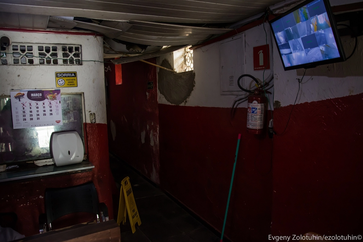 Ресепшн незаконно захваченного дома.