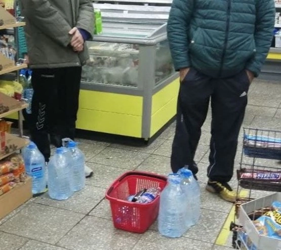 Жители Минска стоят в очередях с запасами воды