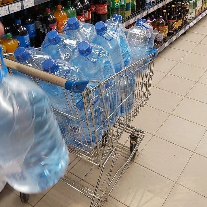 Из-за страха остаться без воды бутыли вывозили тележками