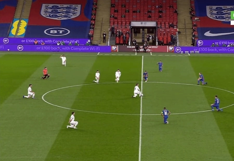 Кирилл Левников встал на колено с игроками