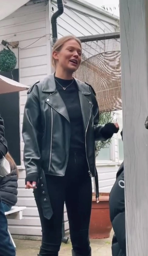 Девушку совсем не смущала сложившаяся ситуация