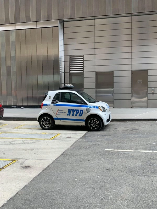 “Эта очень маленькая полицейская машина больше напоминает игрушку” 