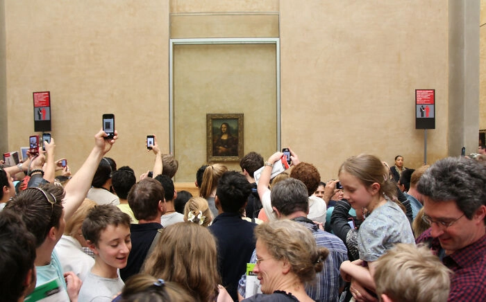 Мона Лиза в Лувре. Это просто небольшая картина, которая находится в переполненном зале и которую очень сложно рассмотреть. Нет, Лувр прекрасен, но если вы хотите посетить его только ради этого произведения искусства, то не стоит 