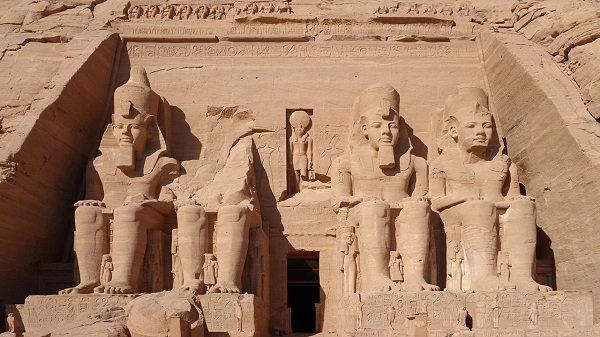 Большинство легенд о проклятиях, которые постигли разрушителей гробниц, придумали сами египтяне. Это было сделано для того, чтобы святыни не расхищали и не уничтожали 