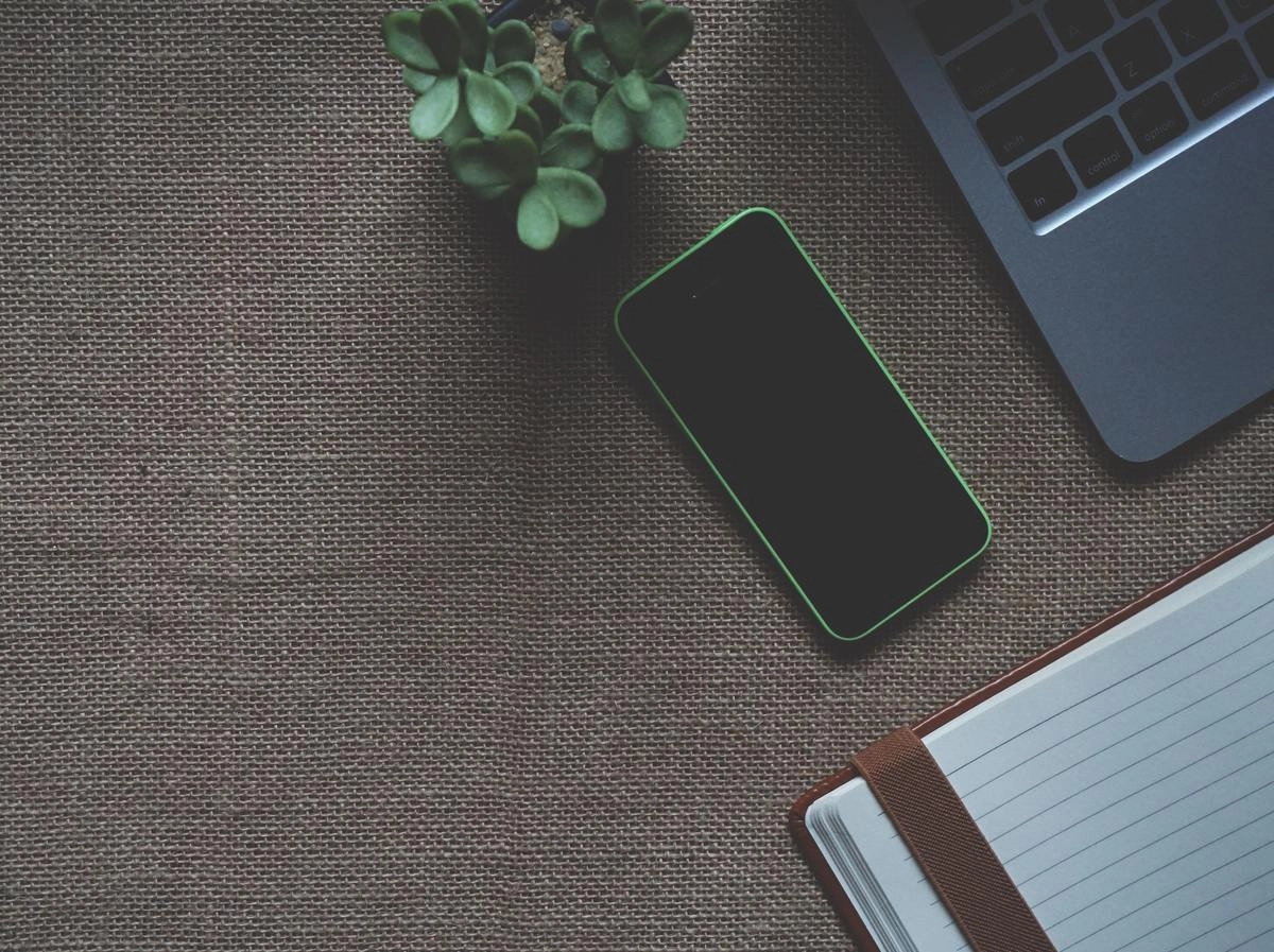 Попробуйте выработать привычку перестать пользоваться гаджетами перед сном