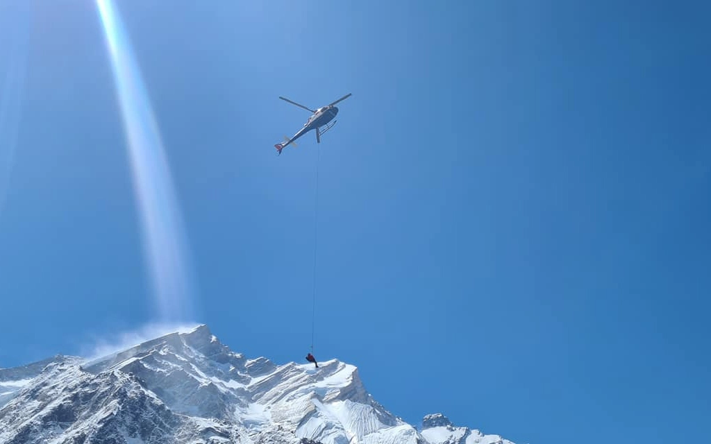 На вертолете поляк и команда спасателей добрались до места, где укрывались замерзающие российские альпинисты