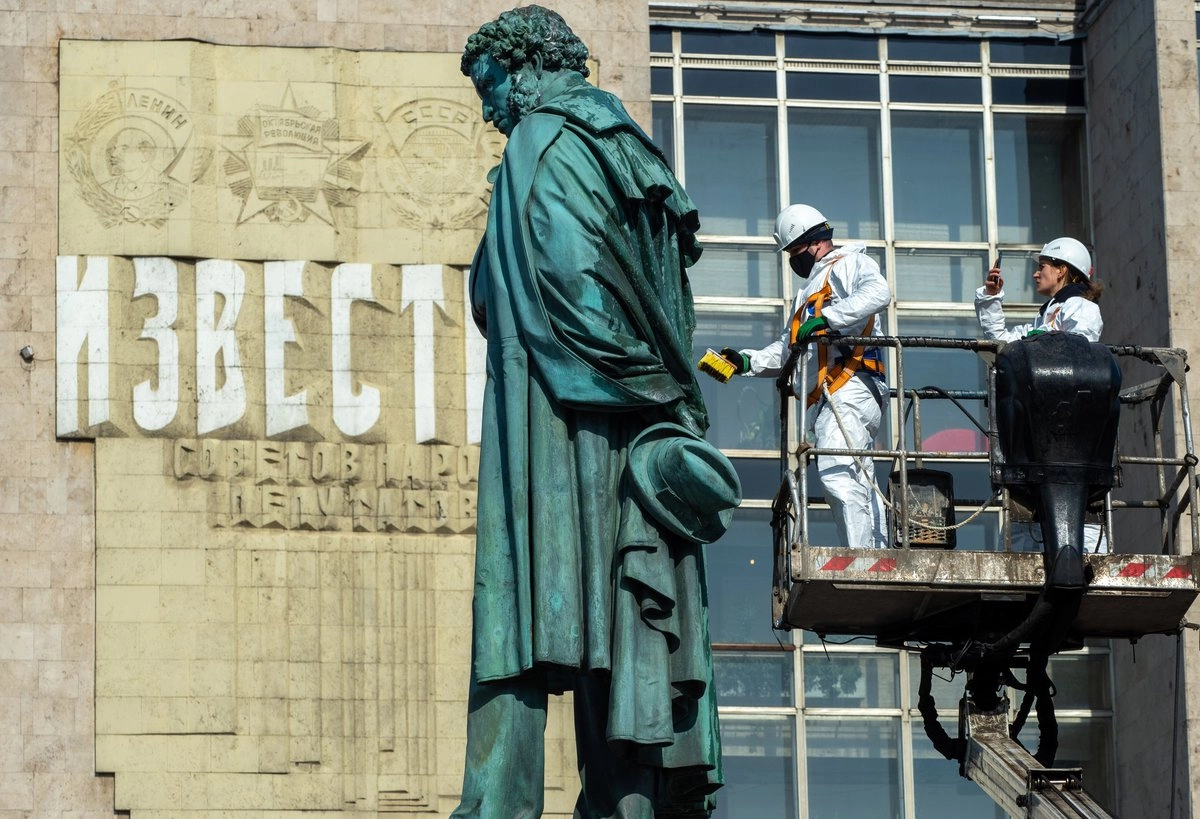 Промывка памятника Александру Пушкину в центре Москвы