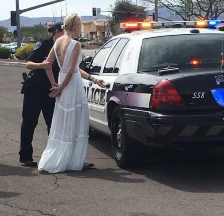 Невесту арестовали за вождение в нетрезвом виде. Она ехала на собственную свадьбу 