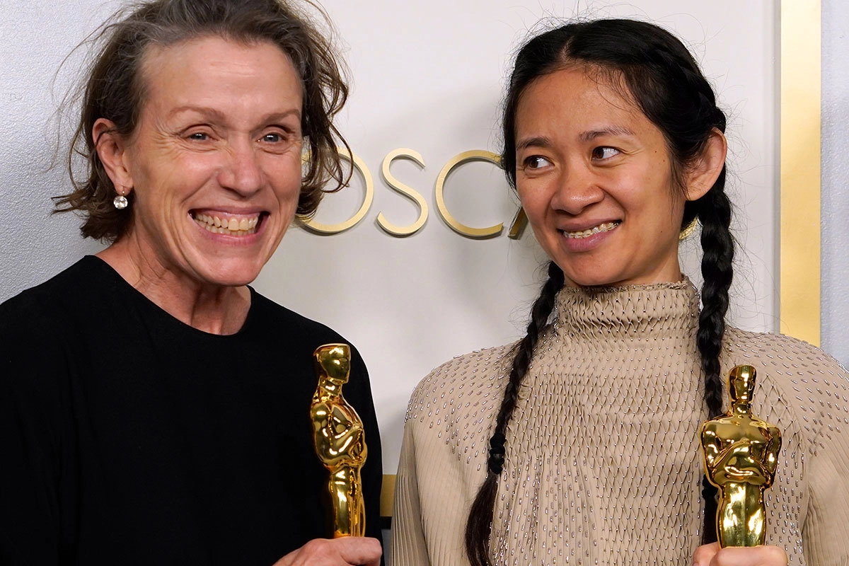 Актриса Фрэнсис МакДорманд (слева), получившая награду за лучшую женскую роль в фильме "Земля кочевников" и режиссер Хлоя Чжао (справа), получившая награду за лучшую режиссуру фильма "Земля кочевников", получившего "Оскар" за лучший фильм