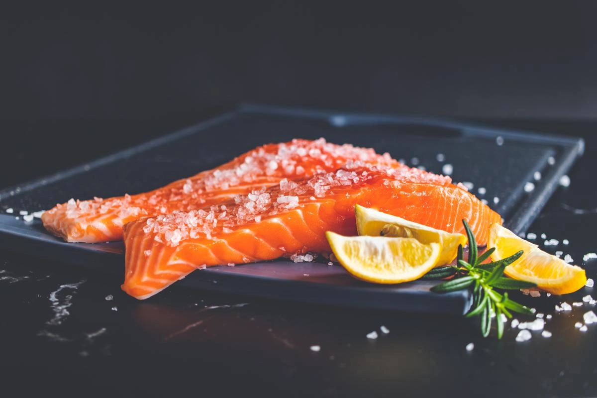 Для повышения уровня омега-3 жирных кислот специалисты рекомендуют чаще употреблять рыбу жирных сортов и морепродукты