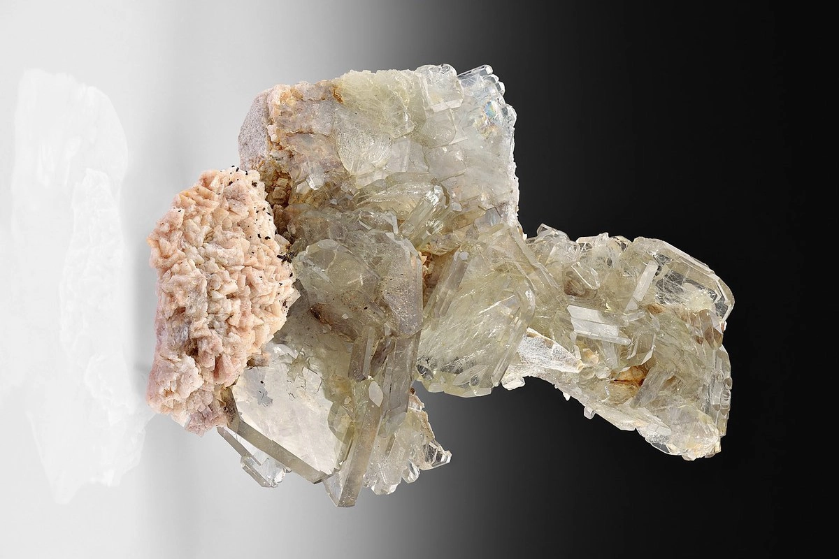 Минерал бария из класса сульфатов, BaSO4.