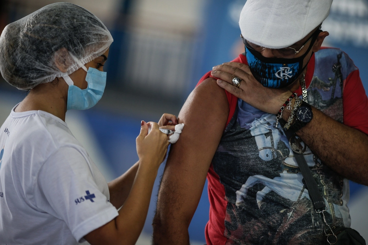 Вакцинация против COVID-19 препаратом AstraZeneca в Рио-де-Жанейро © EPA/ТАСС