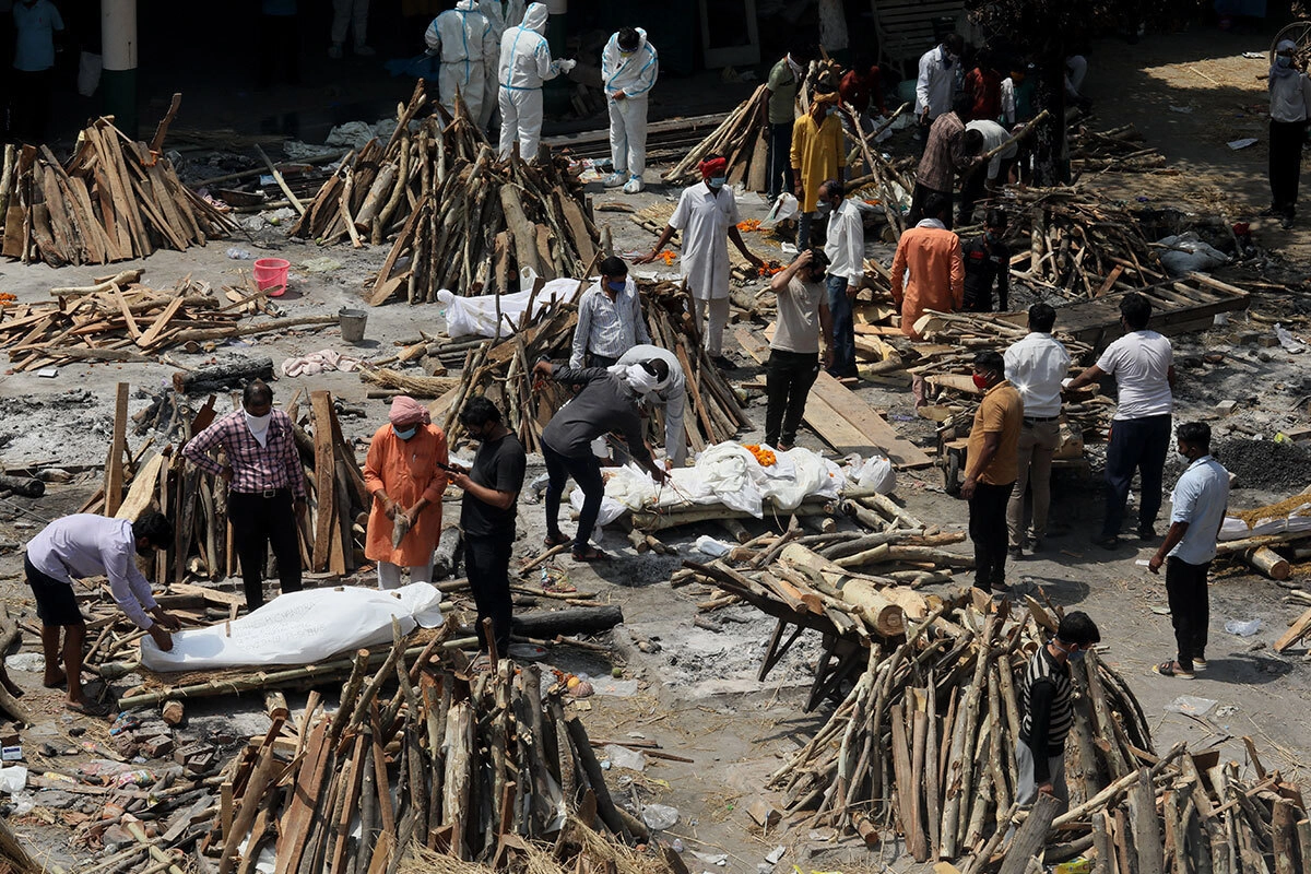 Местные жители помогают устраивать погребальные костры Местные жители помогают устраивать погребальные костры