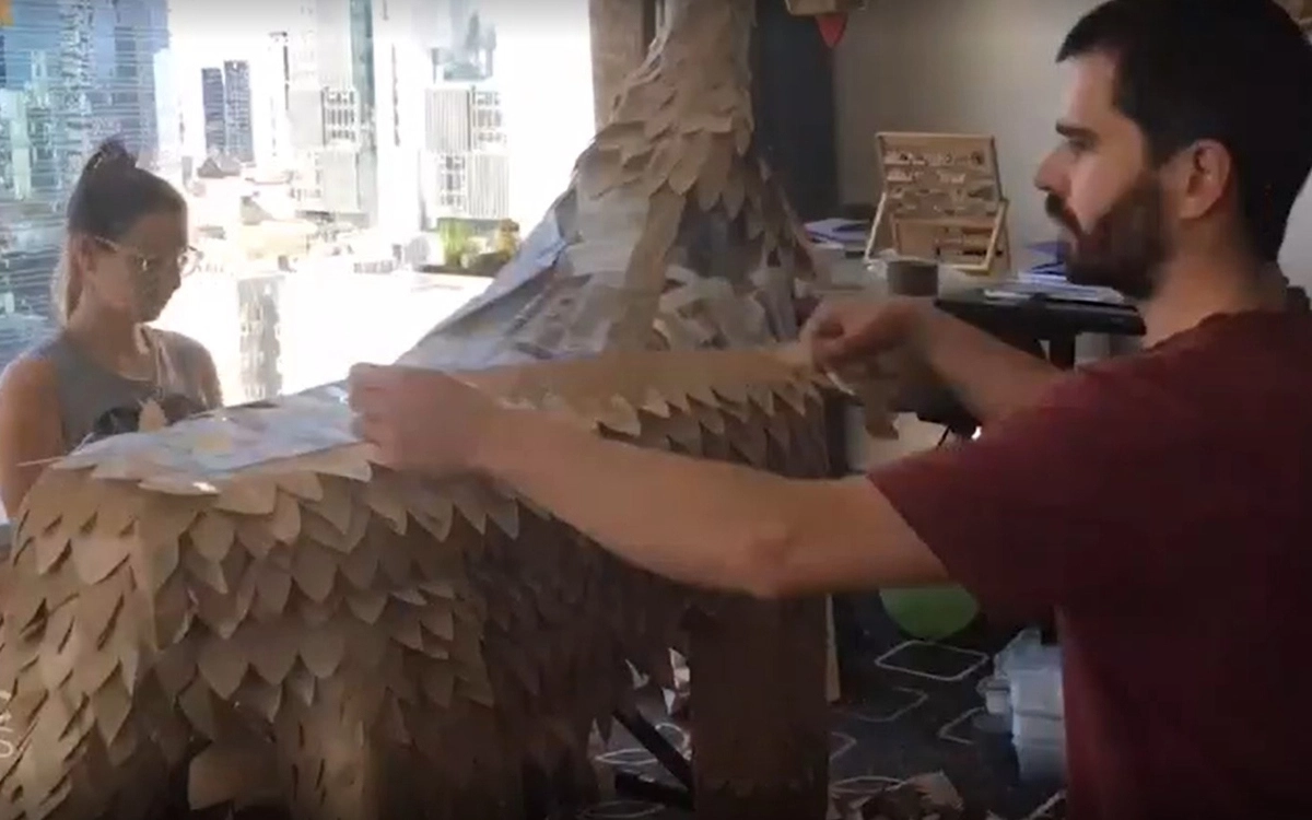 Семья начала создание собственного динозавра