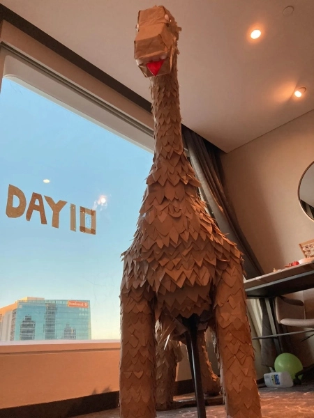 После выезда из отеля семья отправит динозавра на переработку