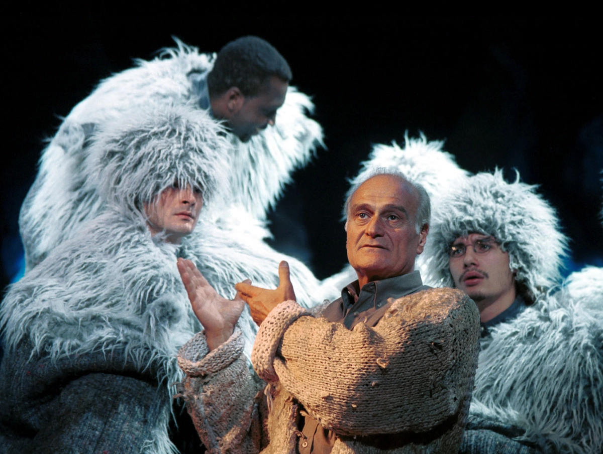  сцена из спектакля. Ваха - Кахи Кавсадзе ( в центре)