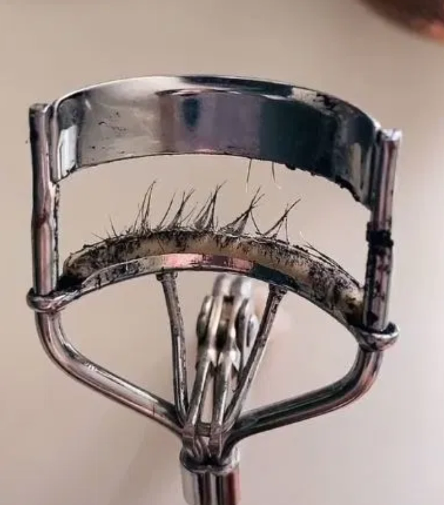 В доказательство случившегося она показала щипцы с вырванными ресницами 