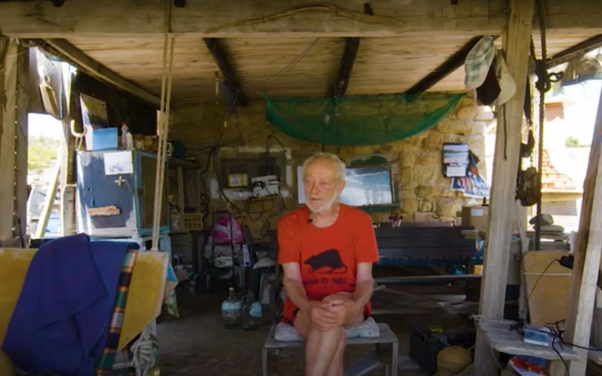 Мауро живет на острове в небольшом доме, представляющим собой бывшее убежище времен Второй мировой войны