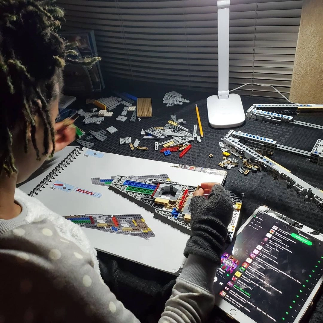 В детстве Алена увлеклась конструкторскими игрушками Lego