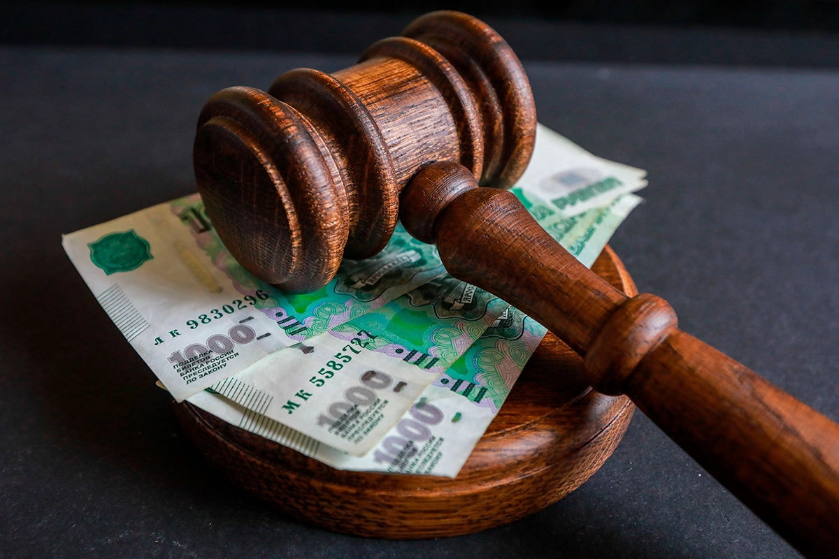 судейский молоток © Ведомости/ТАСС