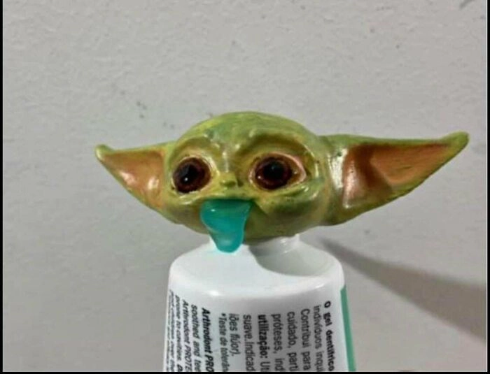 Дозатор для зубной пасты в виде малыша Йоды 