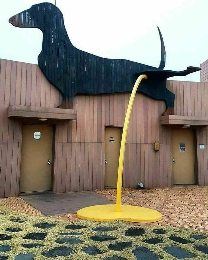 Декор забора в виде... писающей таксы 