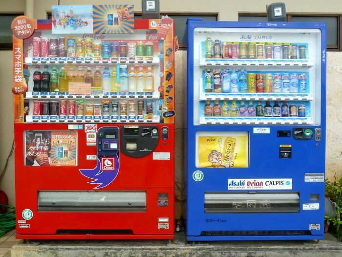 В стране огромное количество торговых автоматов. По статистике, на каждые 23 человека приходится по одному автомату 