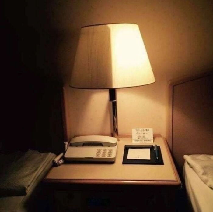 А в отелях есть специальные двусторонние лампы, на случай если одному человеку нужен свет, а другой хочет спать 