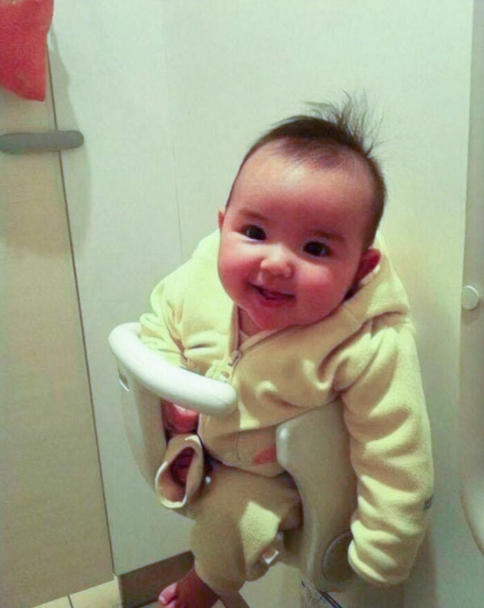 А в общественных туалетах есть специальные месте для младенцев 