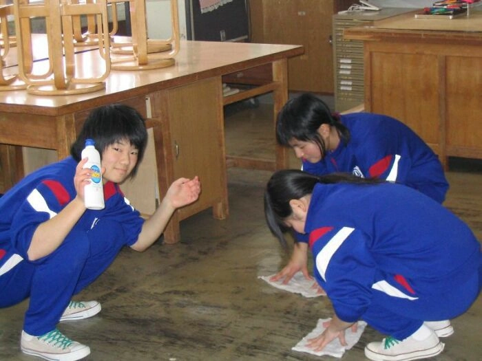 Школьники в Японии остаются после уроков и убирают за собой класс: пылесосят, подметают и вытирают пыль 