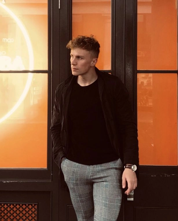 Некоторое время парень просто наслаждался вниманием девушек в Tinder Некоторое время парень просто наслаждался вниманием девушек в Tinder