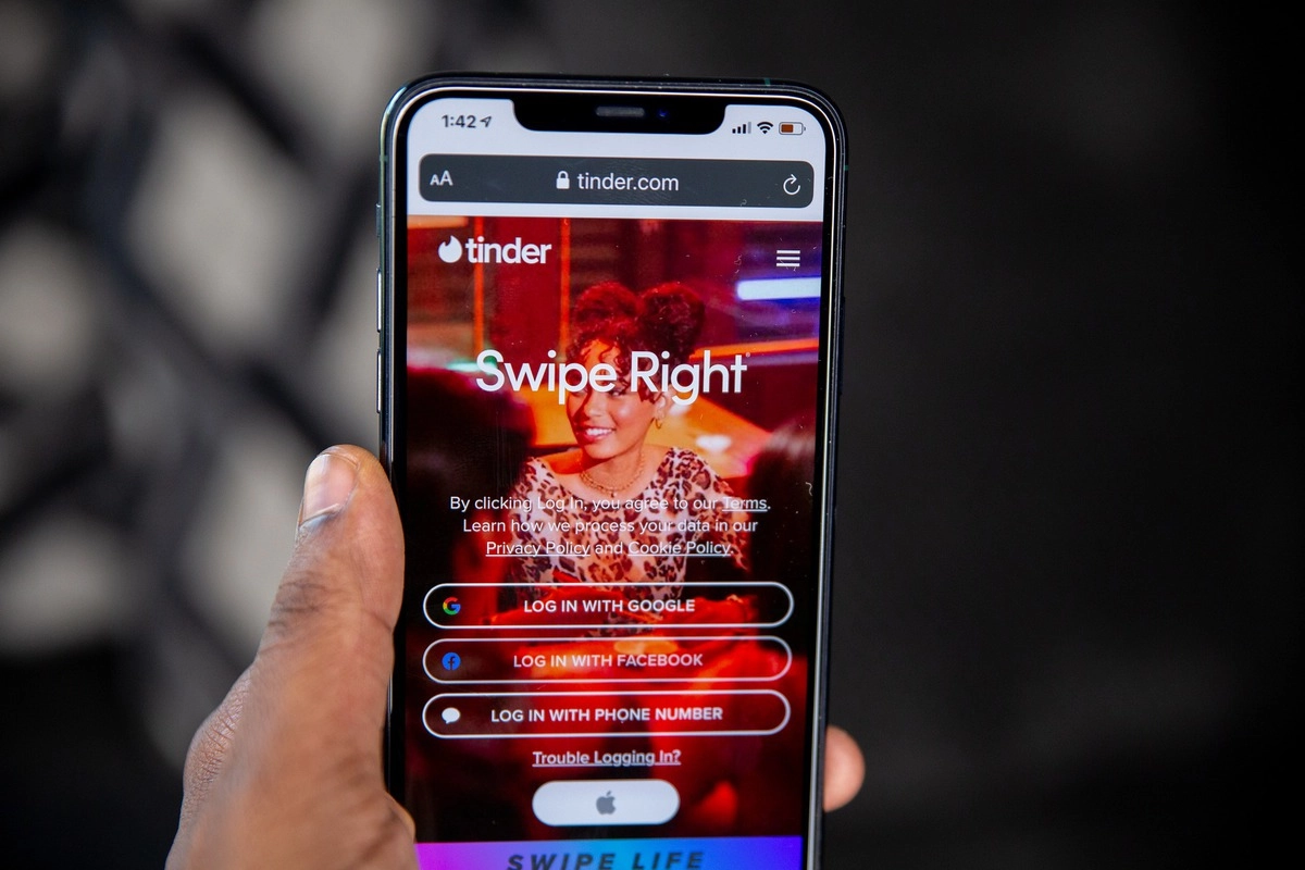 Джеймс создает для одиноких мужчин профили в Tinder, которые позволяют им найти настоящую любовь Джеймс создает для одиноких мужчин профили в Tinder, которые позволяют им найти настоящую любовь