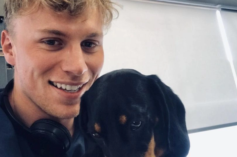 Сам Джеймс все еще одинок, потому что почти все свое время он отдает работе Сам Джеймс все еще одинок, потому что почти все свое время он отдает работе