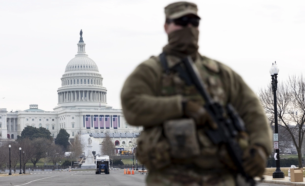 Солдат у Капитолия в Вашингтоне.