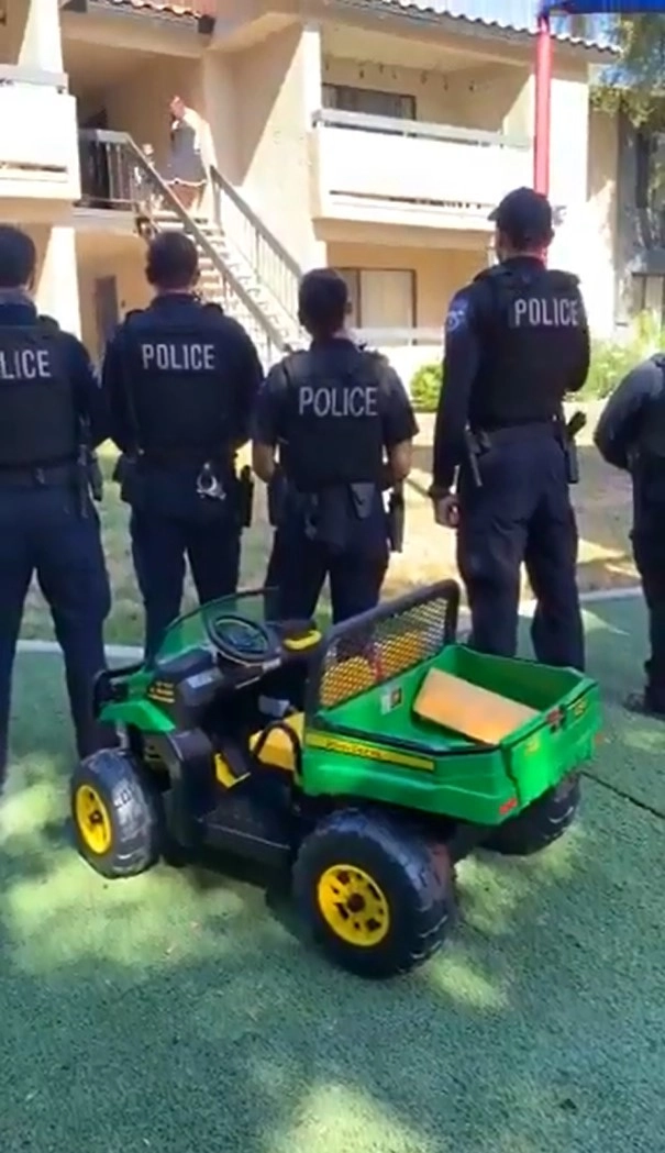 Полицейские поехали в торговый центр и купили мальчику новую игрушку