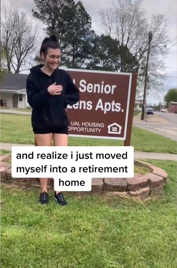 Через неделю Мэдисон заметила в жилом комплексе знак, на котором была надпись: «Апартаменты для пожилых людей»