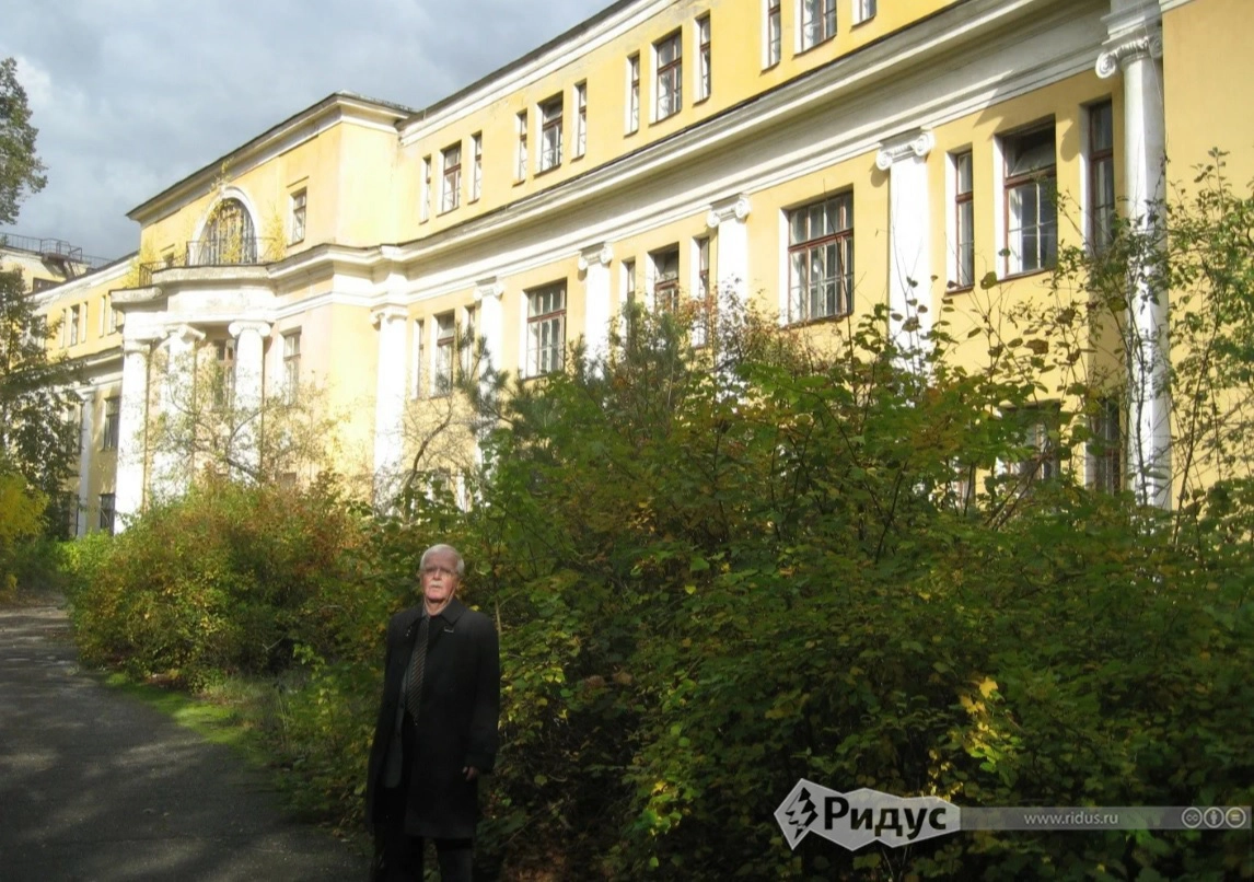 Леонид Китаев-Смык на фоне здания, где располагалась лаборатория № 47.