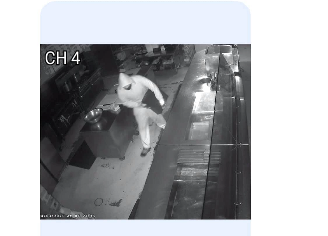 Грабитель вытащил кассовый аппарат. 