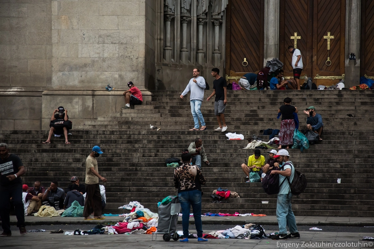 Бездомные на ступеньках кафедрального собора Сан-Пауло