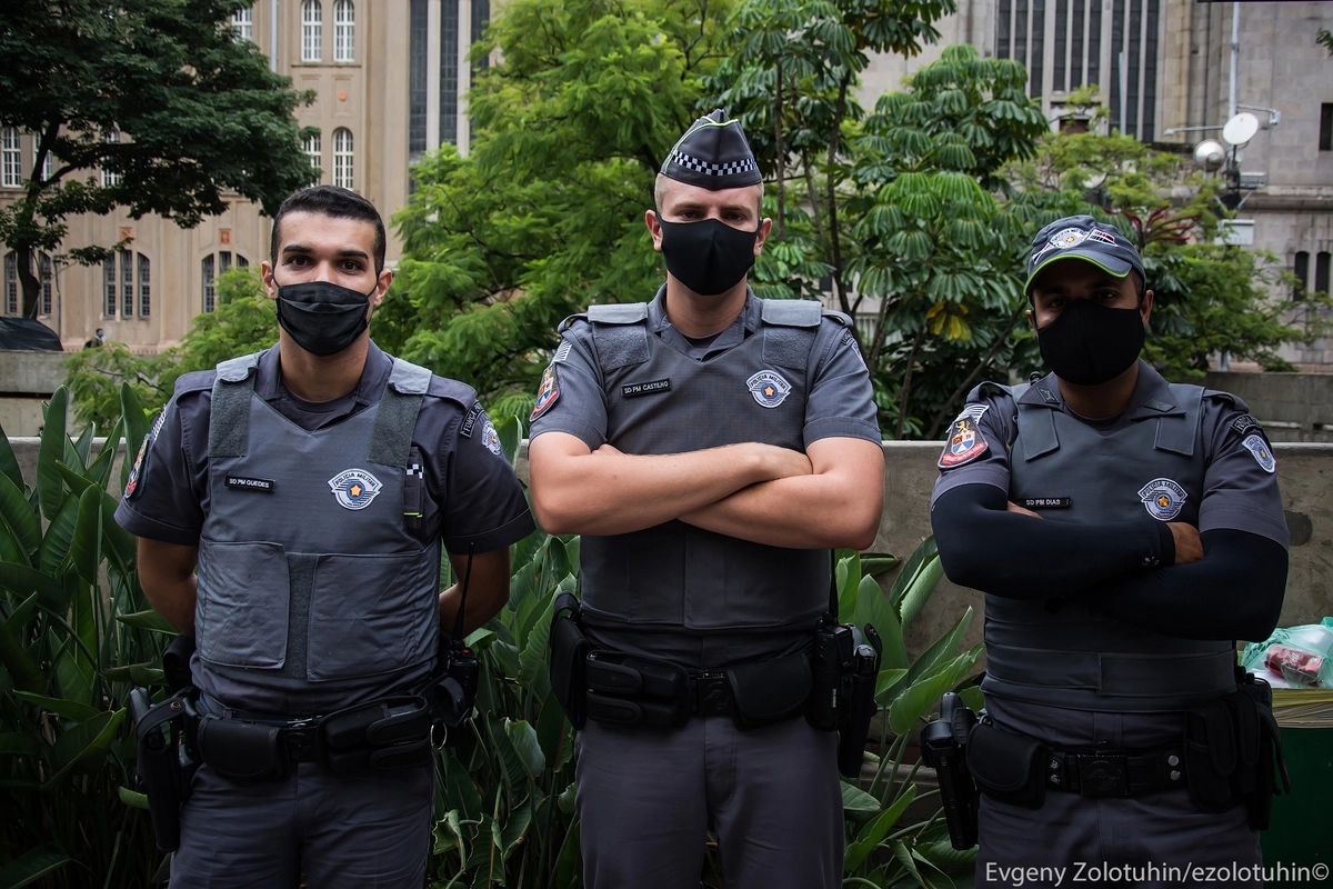 Полицейские, которые дежурят рядом с лагерем бездомных Полицейские, которые дежурят рядом с лагерем бездомных