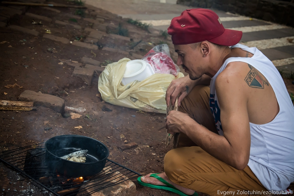 Рафаэль готовит ужин Рафаэль готовит ужин