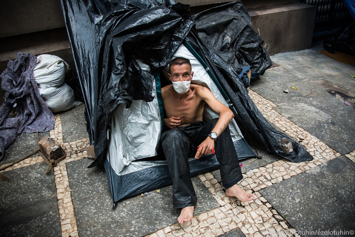 Уильямс возле своей палатки Уильямс возле своей палатки