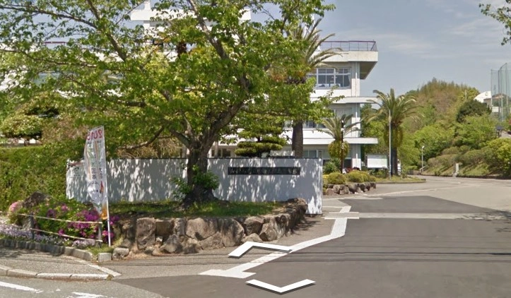 Школа Tanabe Tech в 2013 году. Школа Tanabe Tech в 2013 году.